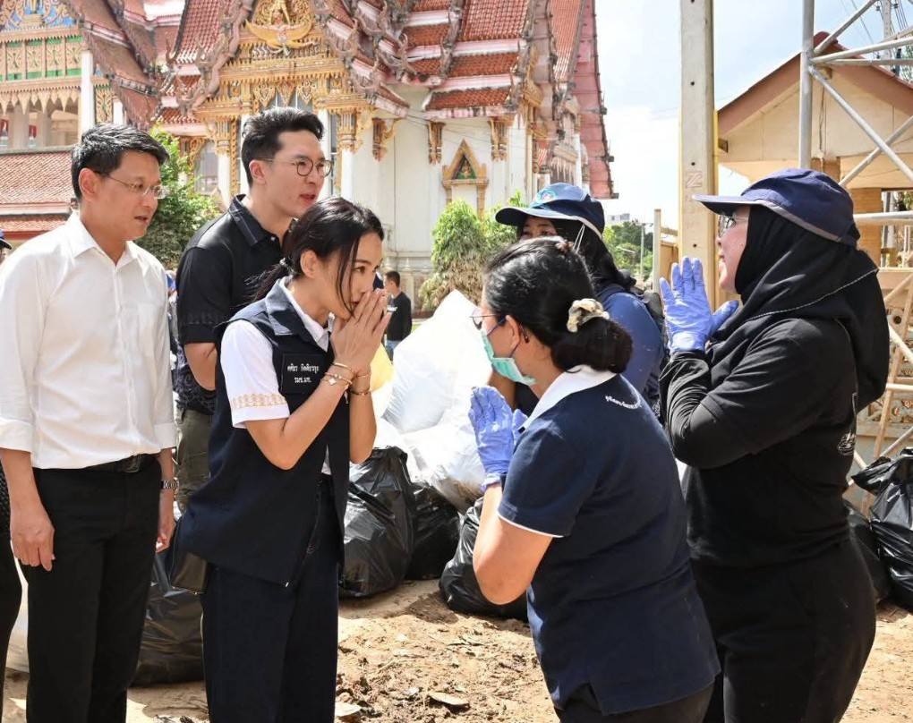 มท.4 ลงพื้นที่จังหวัดสงขลา ติดตามการเร่งรัดฟื้นฟูมหาอุทกภัยหาดใหญ่ พร้อมเยี่ยมเยียนให้กำลังใจจิตอาสา ณ วัดหาดใหญ่ใน