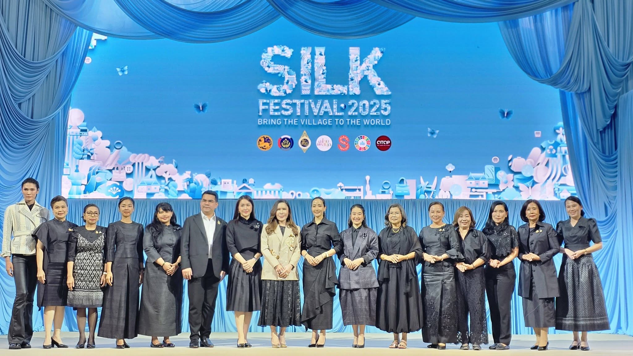 กรมการพัฒนาชุมชน ร่วมกิจกรรมเสวนา “ชุดไทยพระราชนิยม” โชว์เสน่ห์ผ้าไทยในงาน Silk Festival 2025